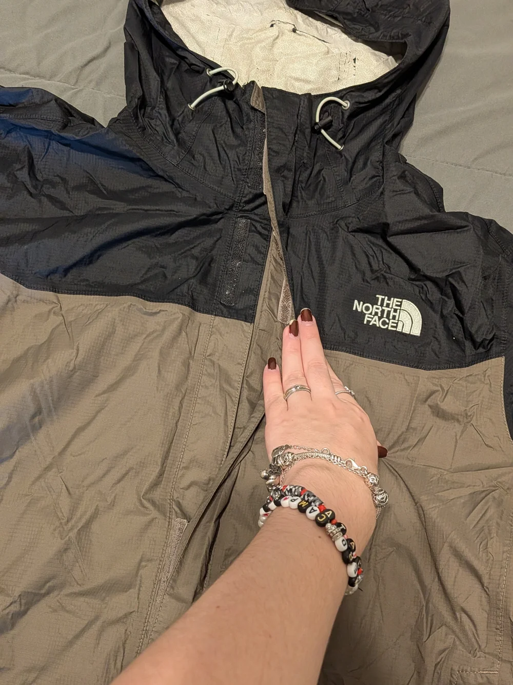 The North Face Men's L Two-Tone Hooded Windbreaker Jacket - Black & Tan